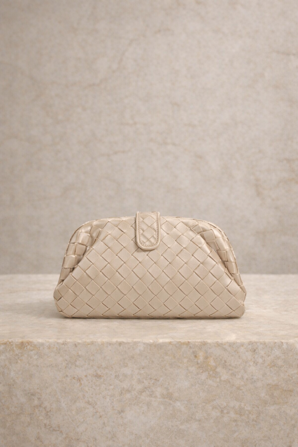 The pouch Leoniè
